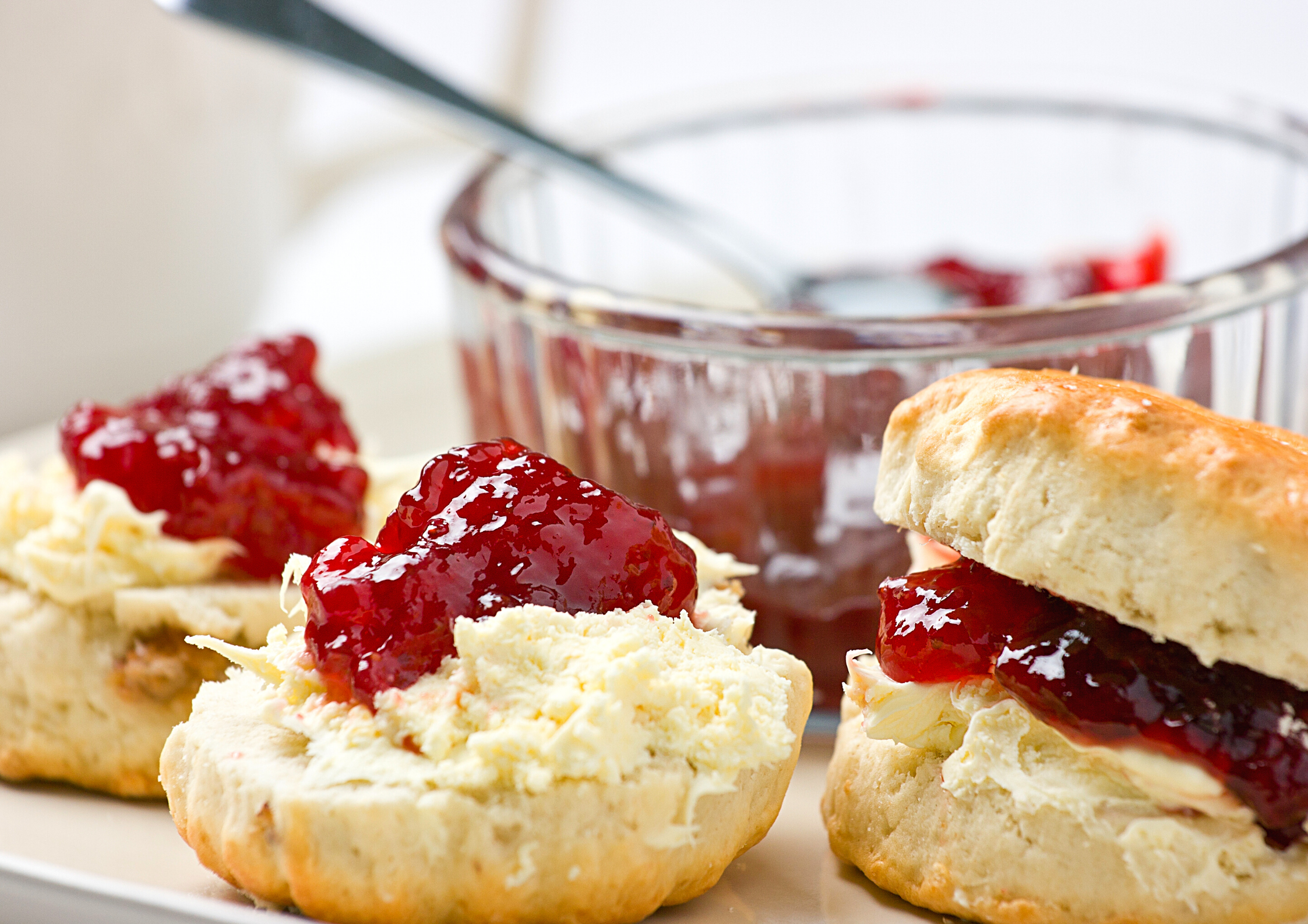 SCONES AI FRUTTI DI BOSCO CON CREMA DI COCCO